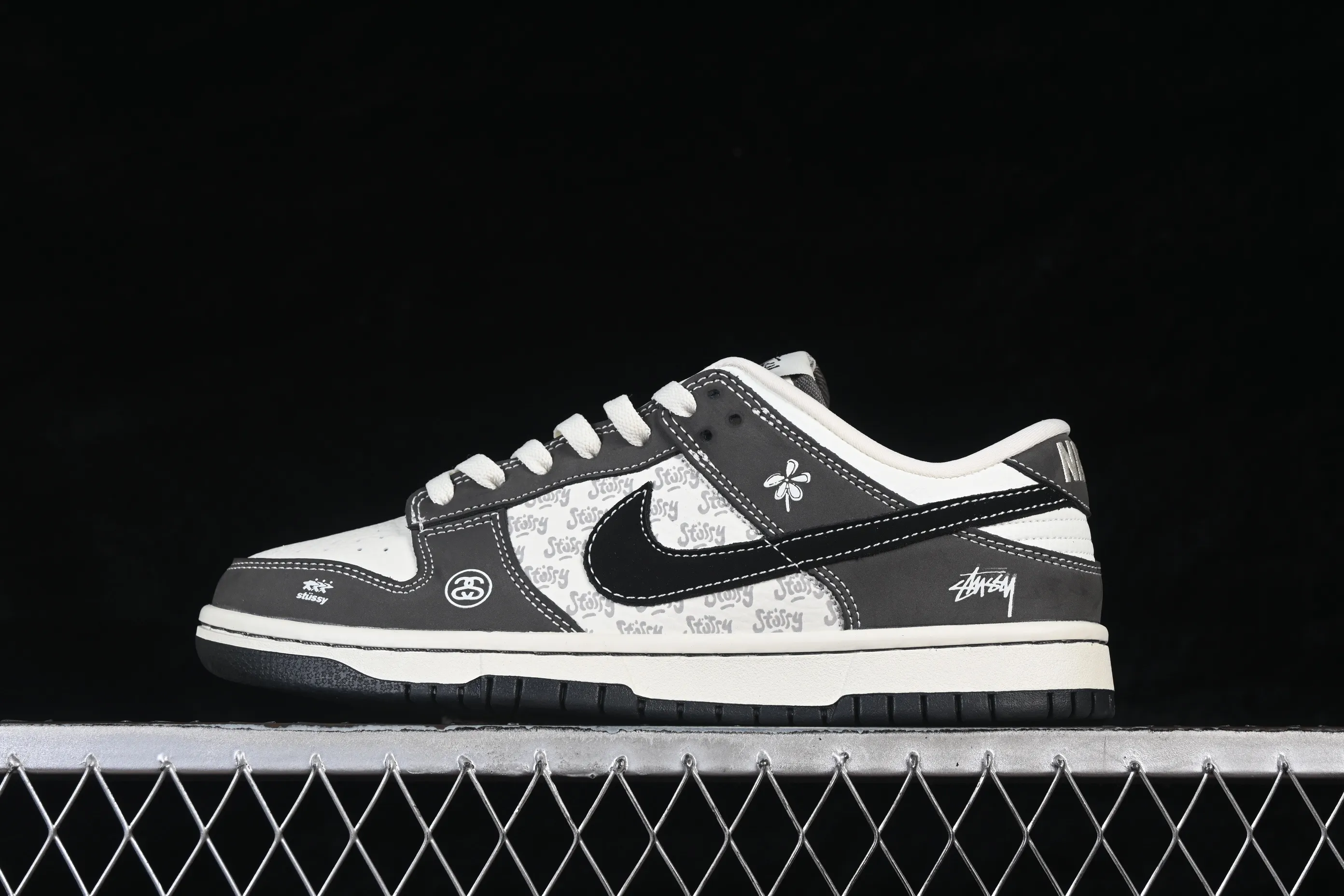 All categories Nk SB Dunk Series Nk SB Dunk Low High-end customized low-top sneakers Nike SB Dunk Low Stusi co-branded white gray high-end customized low-top casual sneakers YF9511-914